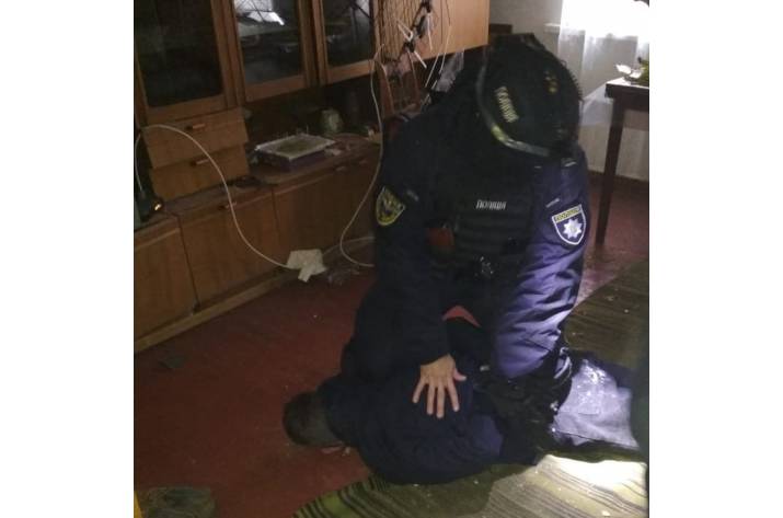 Сегодня, 3 декабря, в 5:00 в Лисичанский отдел полиции поступило сообщение медиков о том, что с многочисленными ножевыми ранениями госпитализирован 42-летний местный житель.