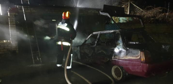 Вчера, 3 декабря, в 16:36 в Службу спасения поступило сообщение о возгорании автомобиля по ул. Чайковского в Старобельске.