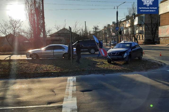 Сегодня, 9 декабря, утром случилась авария на перекрестке пр. Химиков и ул. Донецкая в Северодонецке.