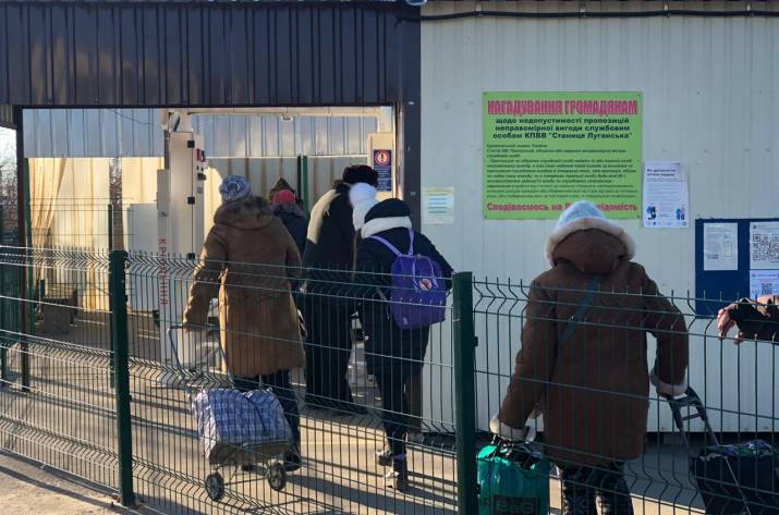 В течение месяца контрольные пункты въезда-выезда на Донбассе пересекли почти 43 тыс. человек.