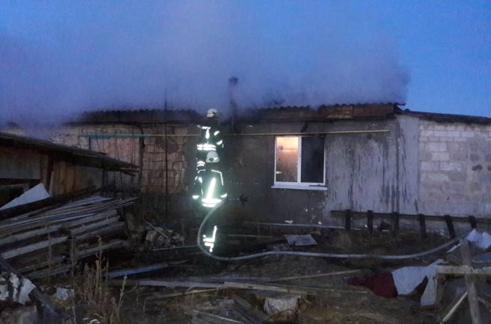 Во время тушения пожара в Станице Луганской спасли женщину.