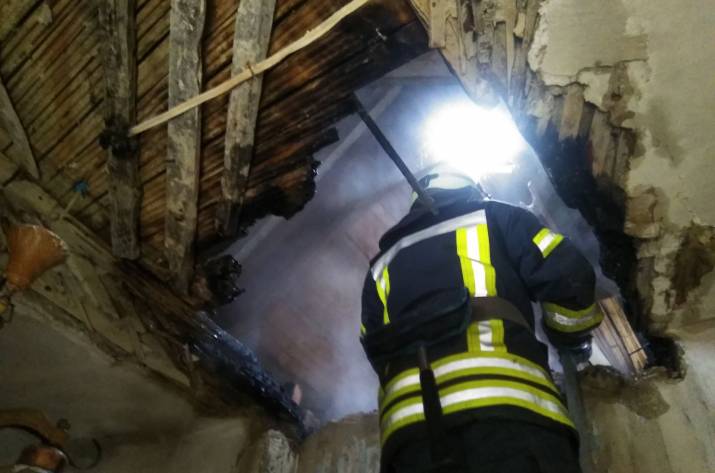 Сегодня, 11 декабря, в 9:42 в Службу спасения поступило сообщение о пожаре в жилом секторе по ул. Ватутина в Рубежном.