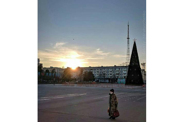 Фотограф из оккупированного Луганска Алексей Заратуйченко показал, как выглядит город накануне новогодних праздников.