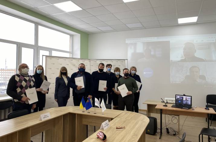 В умовах переходу провідних економік світу до моделі «Індустрія 4.0» для України вкрай важливо створити дієві механізми інноваційного розвитку. До сучасних механізмів розвитку слід відносити об’єднанн