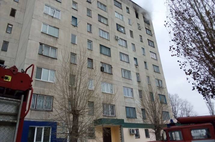 В Рубежном спасли мужчину во время ликвидации пожара в многоэтажном жилом доме