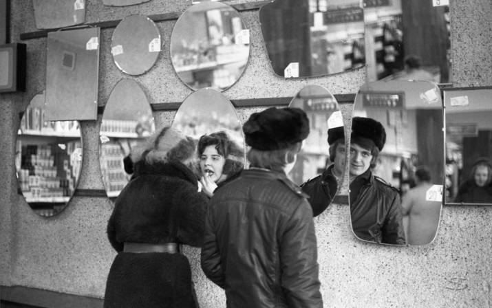 Так, друзья — сегодня будет пост с несколькими интересными фотоснимками советских очередей и небольшой рассказ о том, как в СССР народ гонялся перед Новым годом за дефицитом. Сейчас в это трудно повер