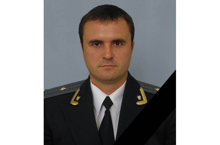 Умер 39-летний прокурор Троицкого отдела Старобельской местной прокуратуры Луганской области Евгений Сафонов. Без отца остались 6-летний сын и 3-летняя дочь.