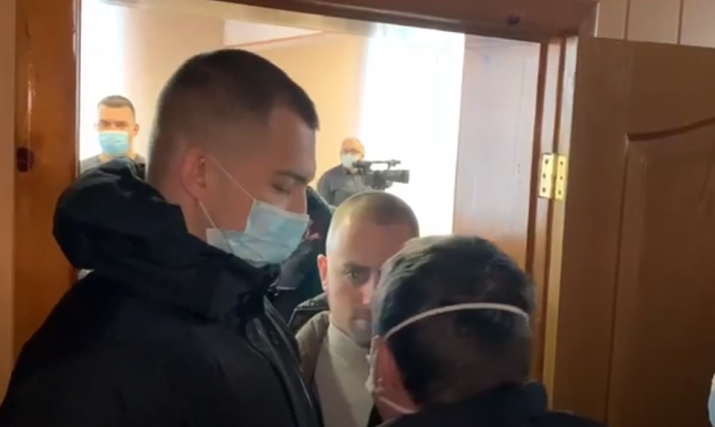 «Мне все равно, кто ты»: в Кременной произошел конфликт между нардепом Шаховым и «санитарами», блокировавшими зал заседаний (видео)