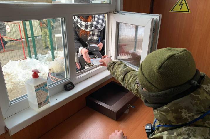 Сегодня, 25 декабря, все КПВВ на линии разграничения функционируют с 08.00 до 16.00.