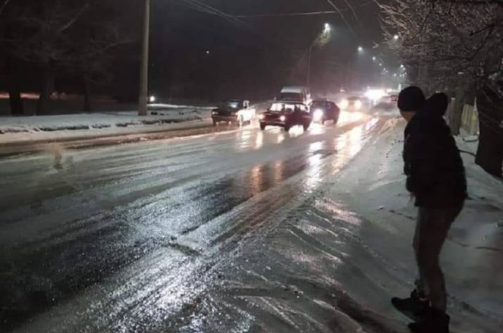 Вчера, 25 декабря, на Луганщине наблюдалось ухудшение погодных условий. Из-за снега, который впоследствии перешел в дождь, на дорогах образовалась гололедица: лестницы, тротуары, машины покрылись слое