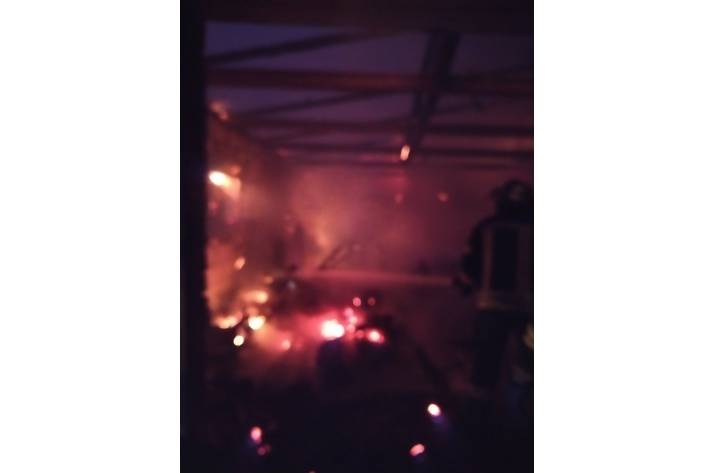 Сегодня, 11 января, в 4:58 в Службу спасения поступило сообщение о том, что по ул. Букаева в Станице Луганской горит гараж.