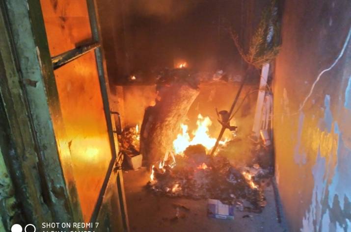 Сегодня, 14 января, в 3:41 в Службу спасения поступило сообщение о том, что по улице Курчатова в Северодонецке из многоэтажки идет дым.