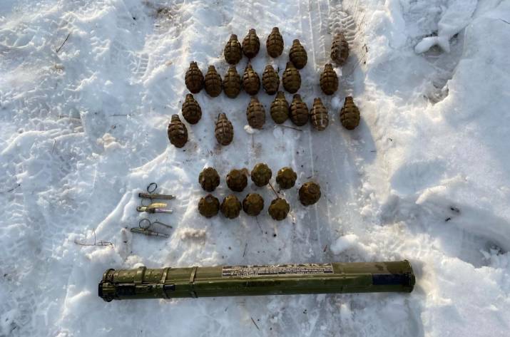 В Станице Луганской обнаружили тайник с боеприпасами.