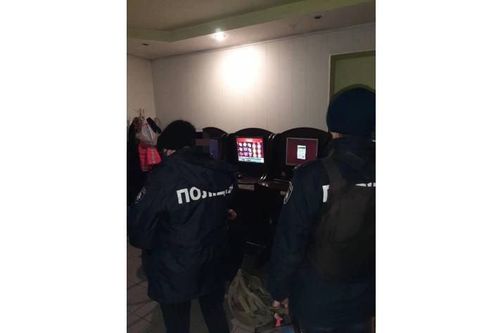 Вчера, 25 января, на первом этаже здания по ул. Героев Сталинграда в Лисичанске правоохранители задокументировали факт деятельности игорного заведения, где проводились азартные игры.