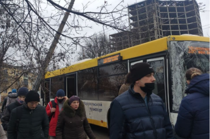 В Мариуполе на автобус упал столб 