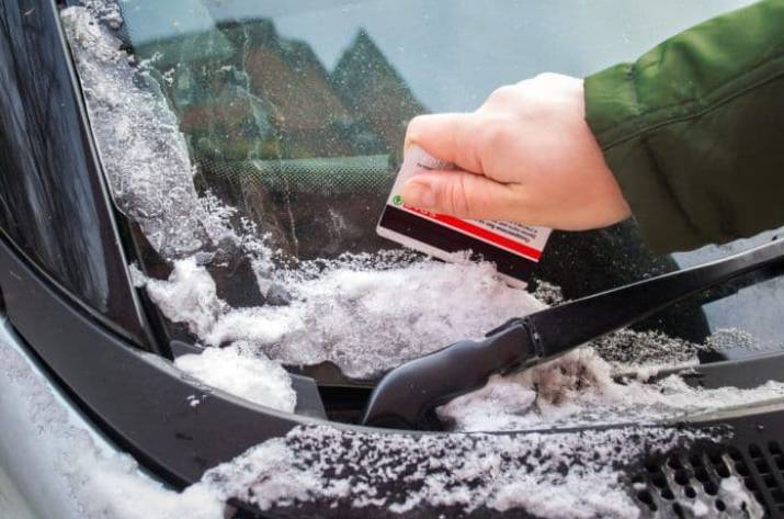 Как правильно и быстро разморозить стекла автомобиля зимой