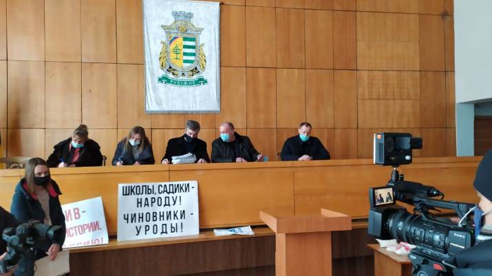В Рубежном проходит скандальная сессия городского совета (видео)