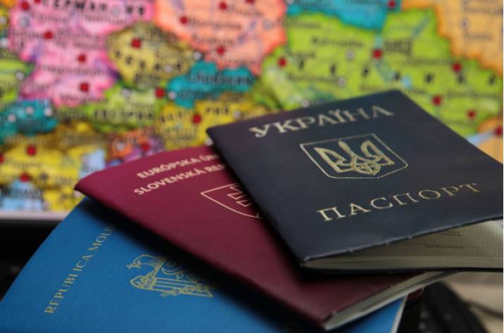 Украинцы с двойным гражданством не смогут занимать некоторые должности: перечень
