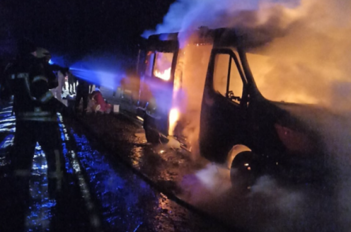 На Луганщине загорелась машина скорой помощи (фото)