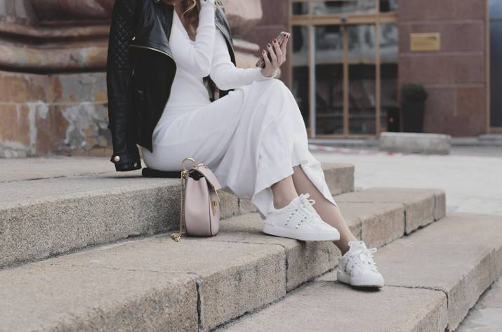 платье и кеды