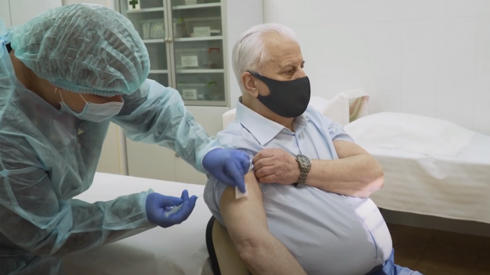 Леонид Кравчук вакцинировался от коронавируса (видео)