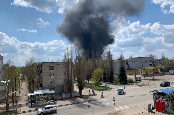 Во время пожара в воинской части в Рубежном пострадали три человека