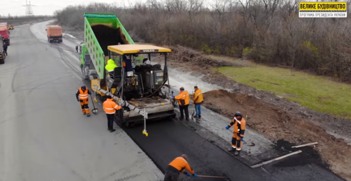 В Донецкой области ремонтируют трассу Мирноград - Гродовка (видео)