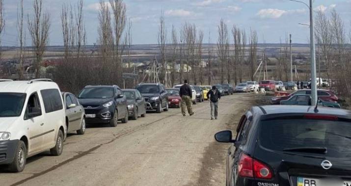 На украинско-российской границе огромные очереди, пункт пропуска