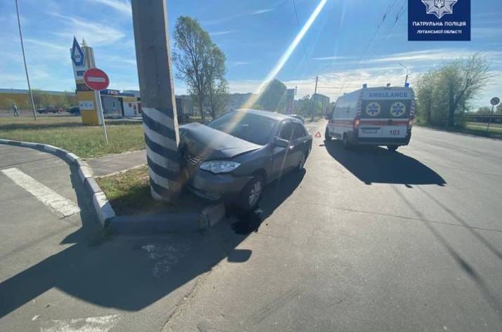 В Северодонецке автомобиль въехал в электроопору