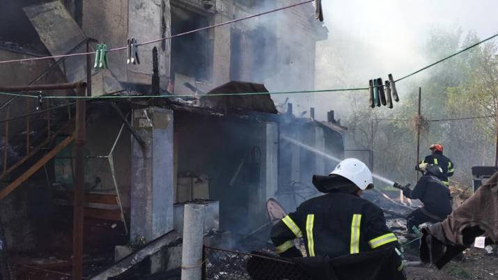 В Старобельске горел дом: есть пострадавший (видео)