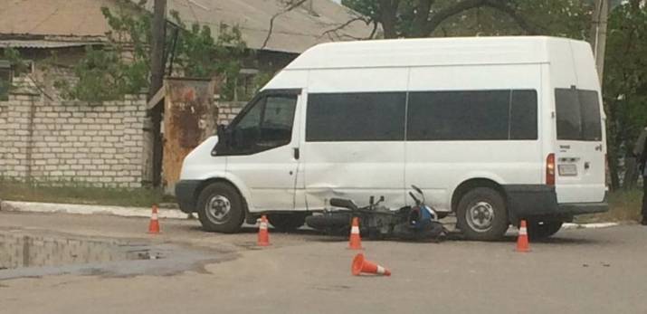 В Рубежном микроавтобус сбил мотоциклиста (фото)