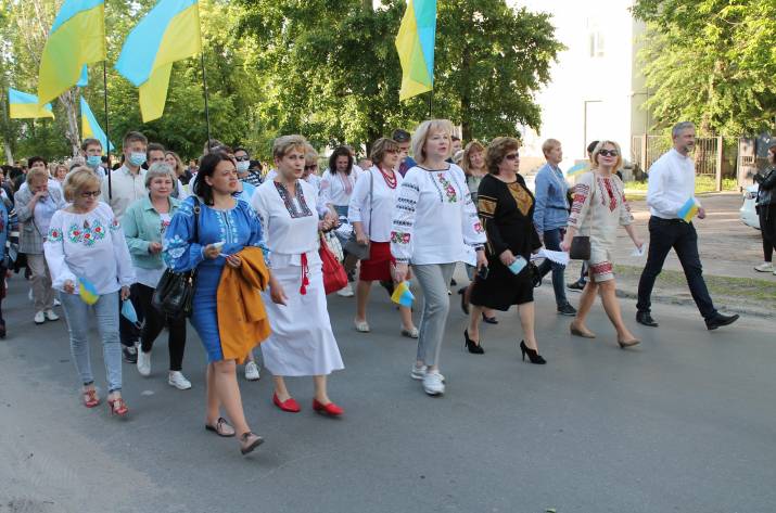 В Северодонецке прошел парад вышиванок (фото, видео)