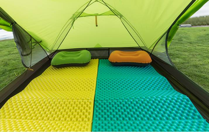 туристический коврик в палатке