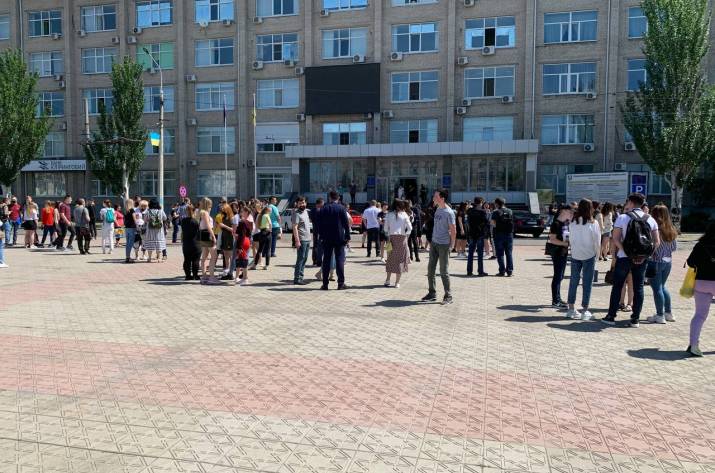 Из Луганской ОГА и ВНУ им. В.Даля эвакуируют людей (фото, видео)