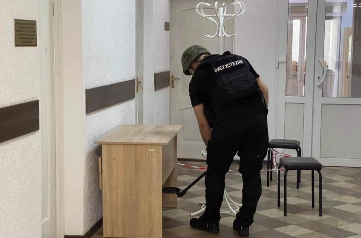 Сообщение о взрывчатке: Территория вокруг ЛОГА оцеплена, люди эвакуированы (видео)