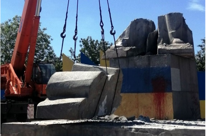 В Лисичанске во время демонтажа остатков памятника Ленину побили плитку на площади (видео)