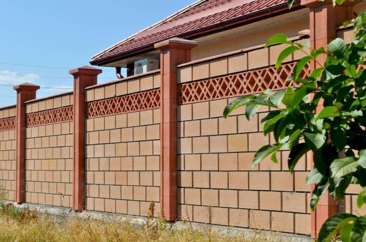 Сборные заборы из декоративных блоков: современное ограждение для участка