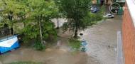 В Мариуполе затопило дворы, тысячи людей остались без света (фото, видео)
