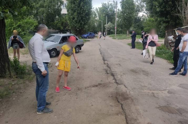 В Рубежном женщина ограбила ребенка