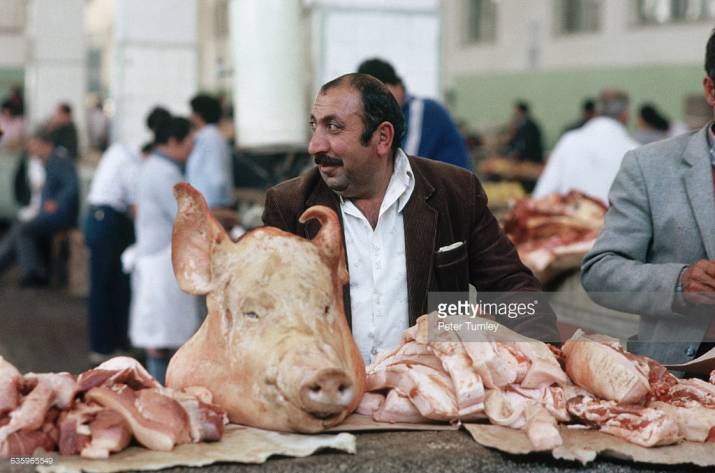 На самом деле в своей основной массе народ питался в СССР чем придётся, тем что удалось 
