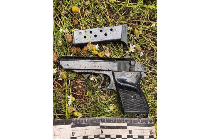 Вчера, около 18.25 в полицию поступило сообщение о том, что на выезде из Северодонецка в направлении Смоляниново слышны выстрелы.