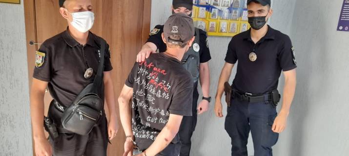 Мужчина подозревается в совершении 8-ми краж из автотранспорта северодончан.