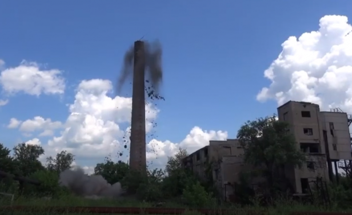 В ОРДО взорвали 45-метровую трубу (видео) 