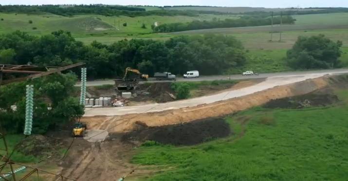 Продолжаются работы по восстановлению мостов на дороге Р-66
