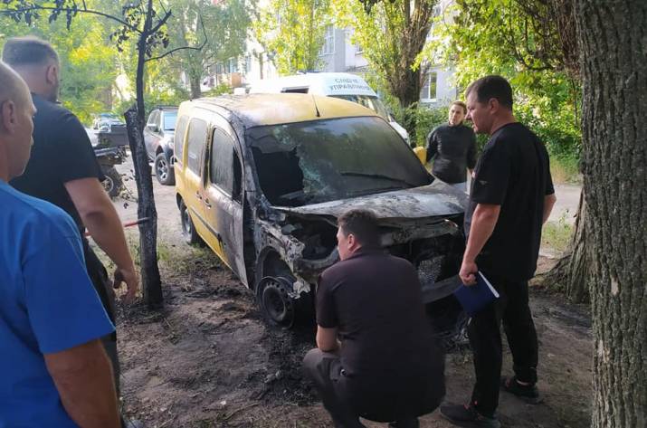 Полиция устанавливает обстоятельства возгорания автомобиля в Рубежном.