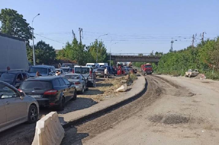 В сети показали, как таможенники издеваются над людьми на КПП