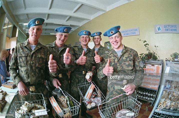 Большинство фотографий из подборки относятся к периоду 1970-90-х годов, но есть и более старые снимки. Когда будете смотреть на фото — обязательно обратите внимание на витрины и ассортимент, а также н