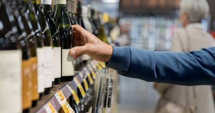 Алкоголь и сигареты могут исчезнуть из супермаркетов и рынков: подробности