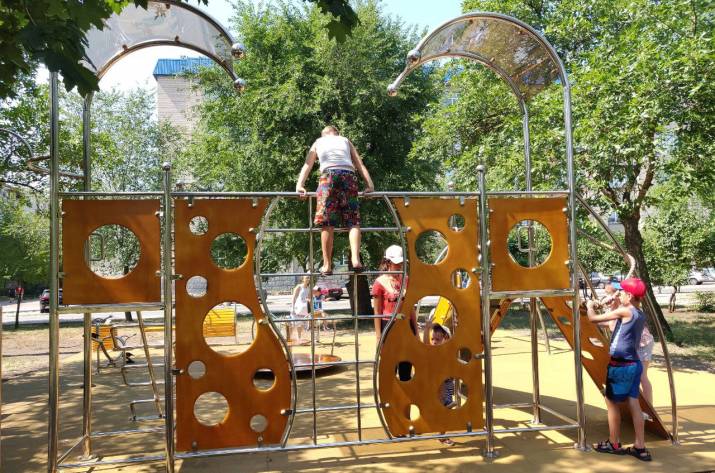 В Северодонецке установили современную детскую площадку (фото) 