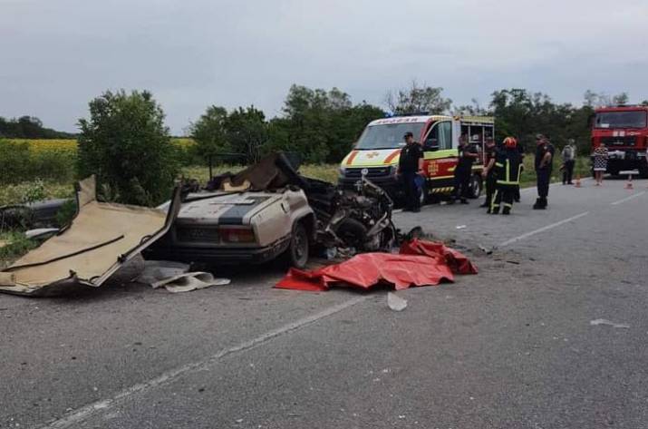 Полиция устанавливает обстоятельства аварии, в результате которой погибла девушка.